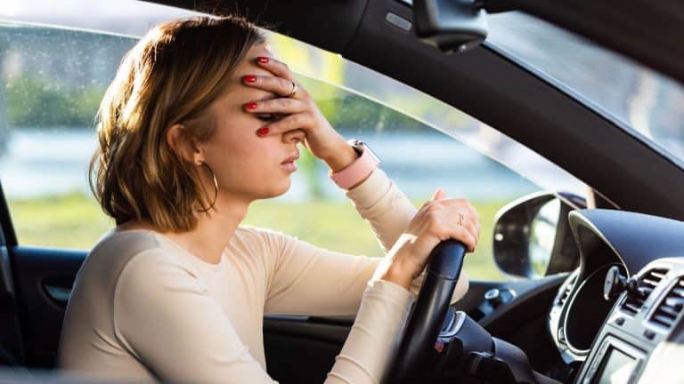 Cette maman nourrit ses enfants dans sa voiture, elle reçoit une grosse amende pour une raison étrange !