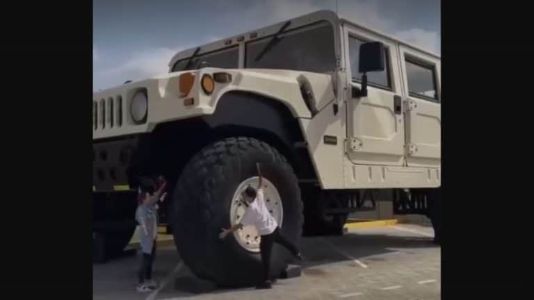 Il se fait construire le plus grand Hummer du monde, il est énorme (vidéo) !