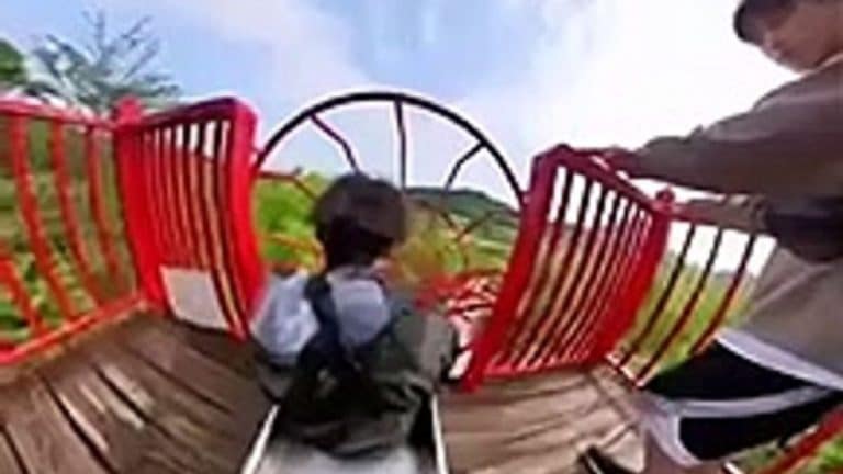 Il teste un toboggan extrême et passe un sale moment (Vidéo) !