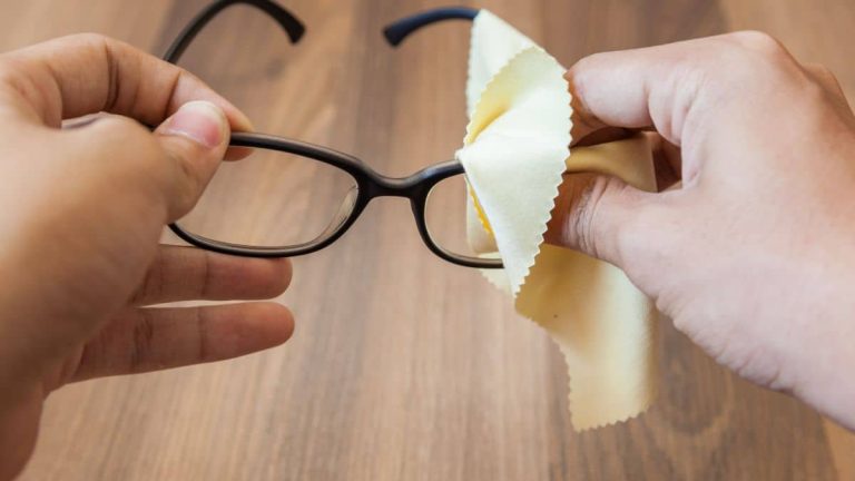 Les meilleures astuces pour nettoyer vos lunettes et les rendre comme neuves !