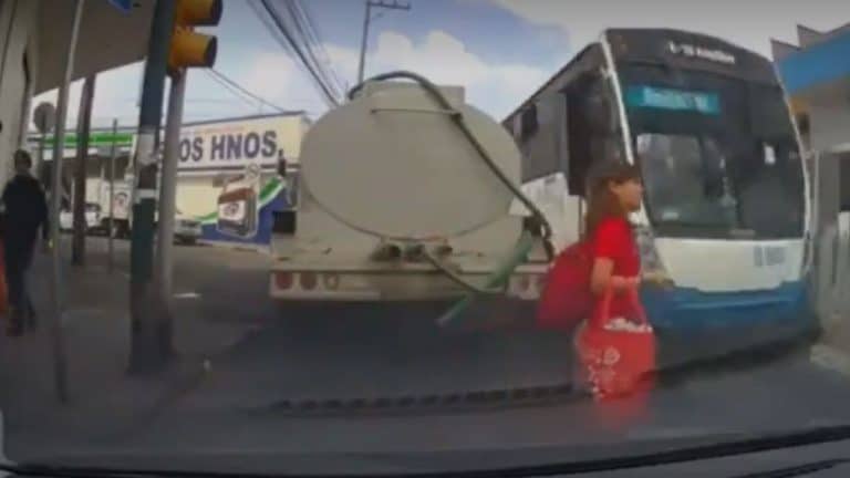 Une femme oublie un détail plutôt important avant de traverser une route (Vidéo) !