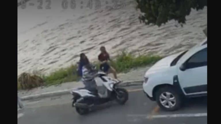 Il tente de secourir deux jeunes femmes après un accident de scooter, elles vont le regretter ! (Vidéo)