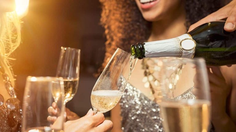 Mettre une petite cuillère pour conserver le champagne vraiment utile