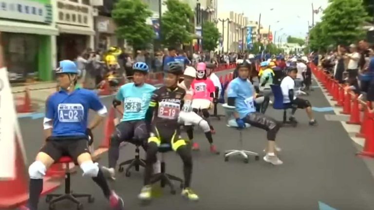 Une grande course de chaises de bureau sur 20km cartonne au Japon (Vidéo)