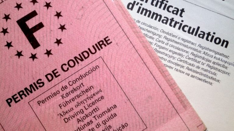 Il vient rendre son permis de conduire au commissariat et rentre en voiture