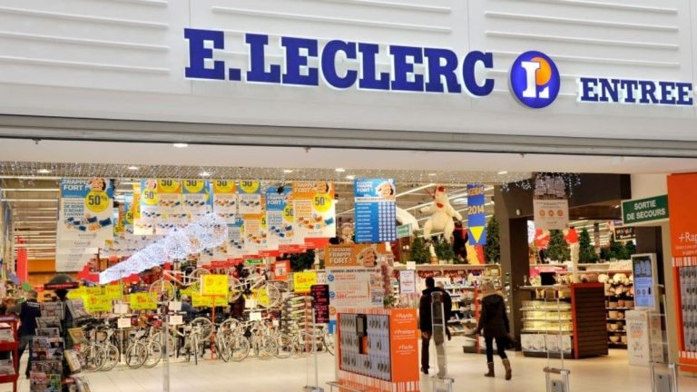 Leclerc il achète une tarte aux pommes et au moment de la manger découvre une chose horrible