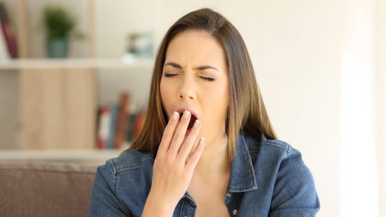 Elle bâille trop fort et se retrouve avec la mâchoire bloquée