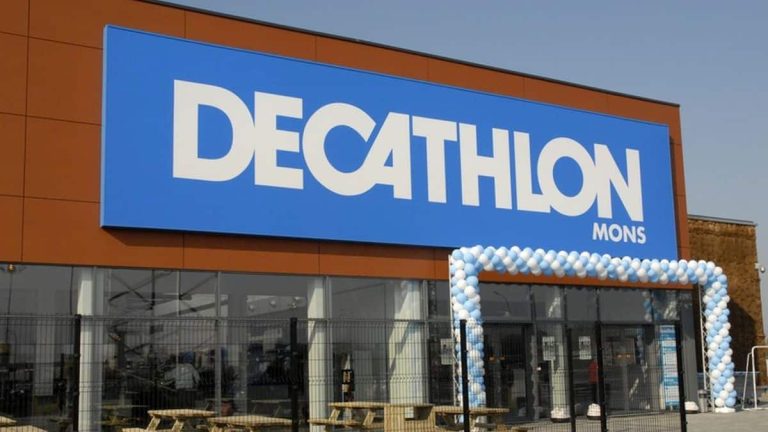 Decathlon frappe fort avec son parasol anti-UV avec rideau pour la plage