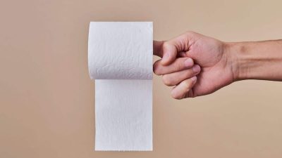 La bonne position pour placer le papier toilette et faire des économies