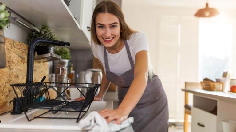 Nettoyez toutes les taches de graisse des meubles de cuisine avec cette astuce géniale