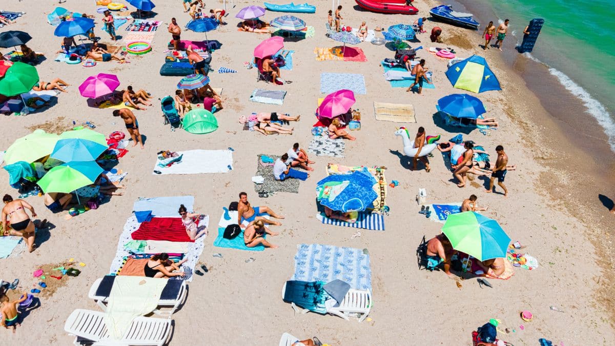 Un parasol s'envole à la plage et fini par se planter dans la jambe de cette vacancière