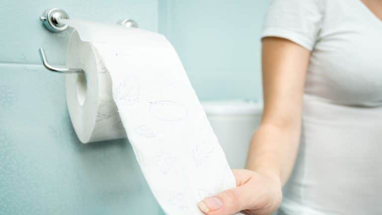 La bonne technique pour accrocher le rouleau de papier toilette et c’est plus hygiénique