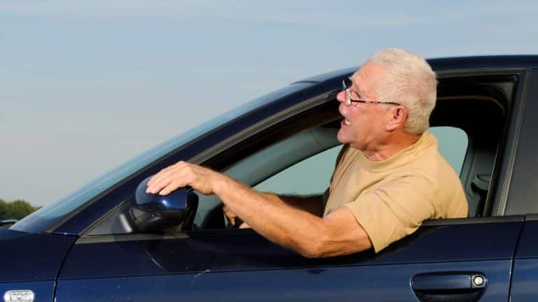 Permis de conduire: les seniors interdits de prendre le volant s'ils font ces 7 erreurs ?