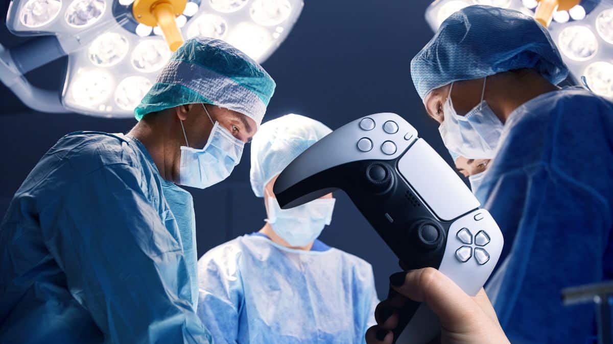 Ce chirurgien opère son patient à 9300 km de lui avec une manette de PS5