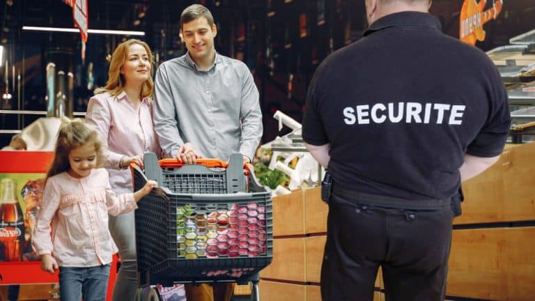 Magasins, supermarchés les vigiles n’ont pas du tout le droit de faire ça pour vérifier vos sacs