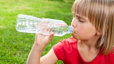 Il ne faut plus boire votre bouteille d’eau passé ce délai selon ce docteur