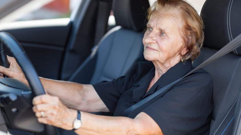 Permis de conduire: à partir de quel âge les seniors n'ont plus le droit de conduire ?