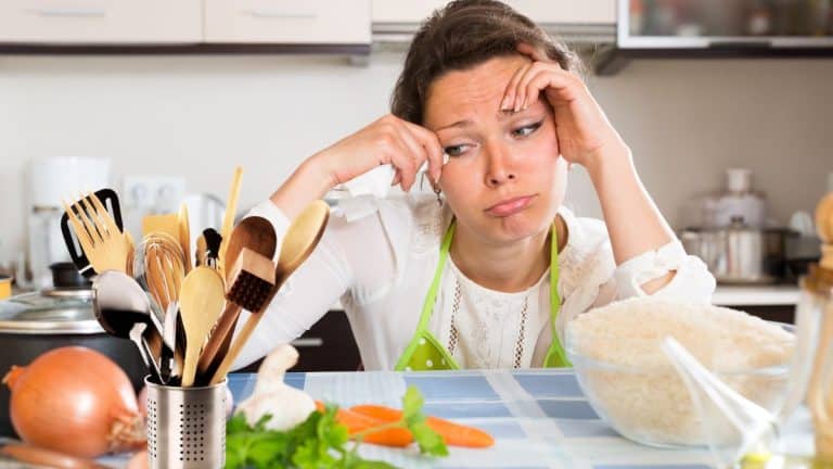 Cet ustensile de cuisine que tout le monde utilise est très dangereux pour la santé il faut le jeter