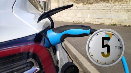 Cette invention géniale permet de recharger sa voiture électrique en 5 minutes