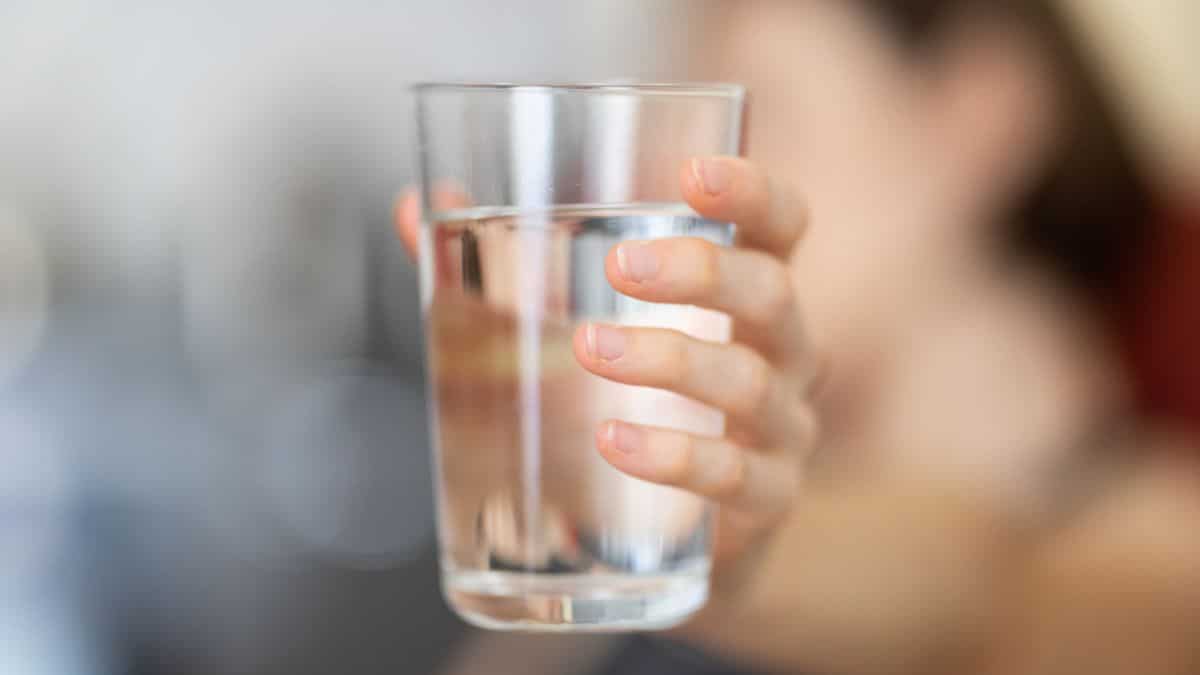 Ce risque sous-estimé quand on boit de l’eau peut devenir mortel, il faut faire très attention selon de gastro-entérologue