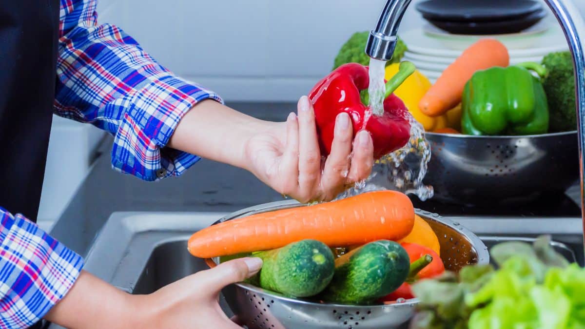 Enlever 90% des pesticides sur les fruits et légumes grâce à ces 2 gestes super simples à faire