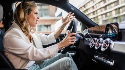 Une amende de 135 euros pour tous les automobilistes qui font cette erreur courante avec leurs feux de détresse